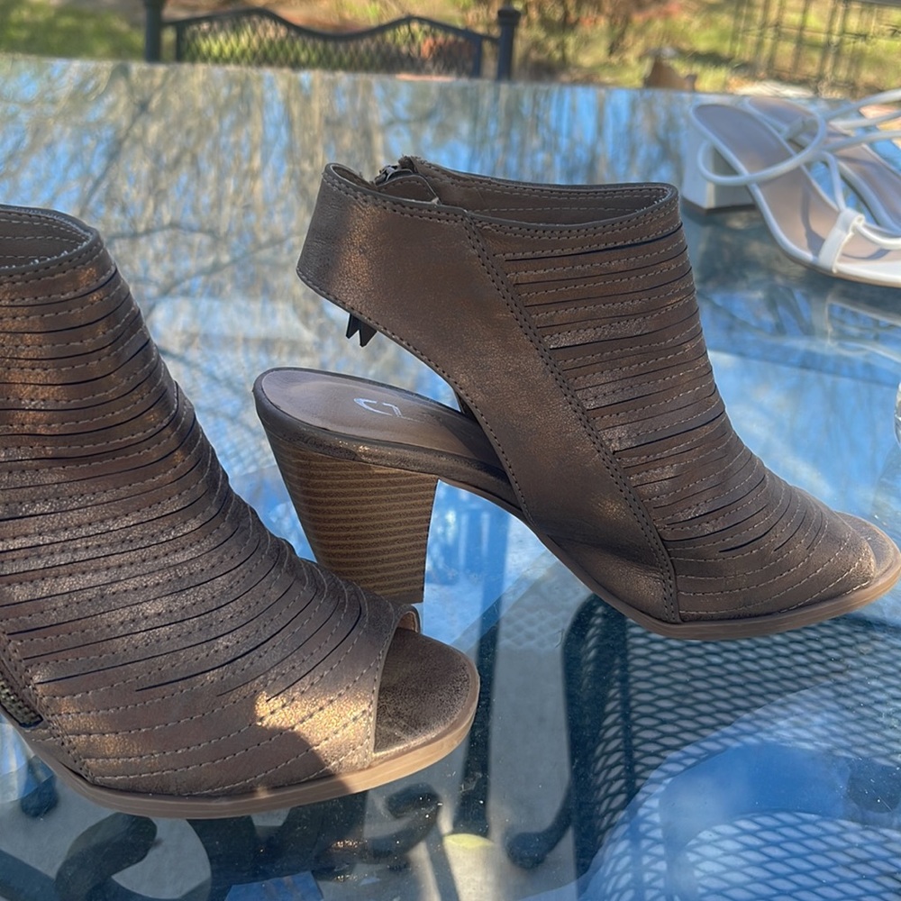 Shoes - Picture 2 of 3
